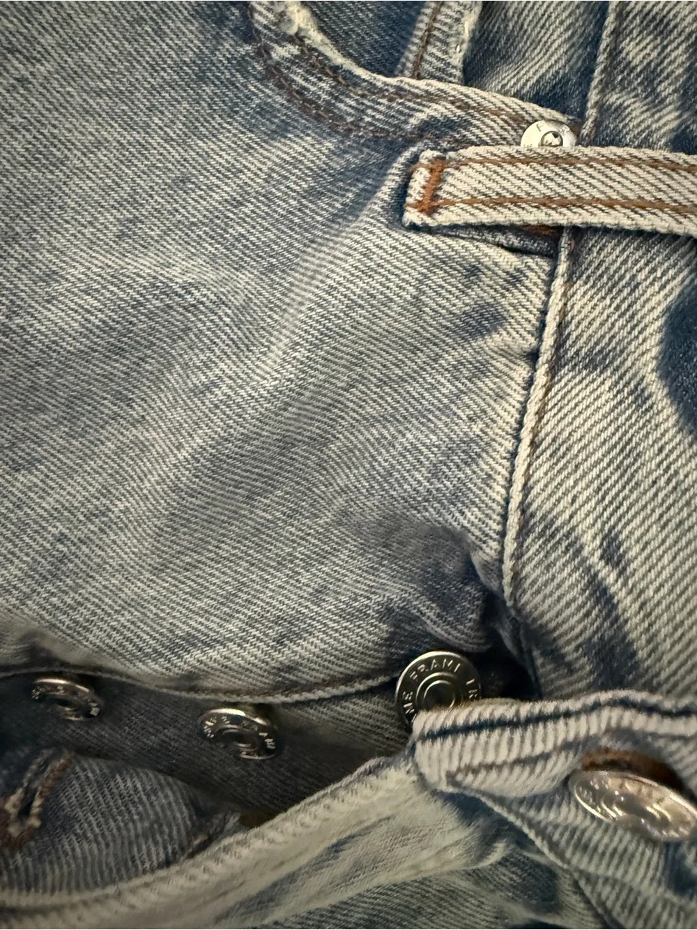Frame the everyday short Denim High-Rise Frayed Hem Denim Shorts in Light Blue